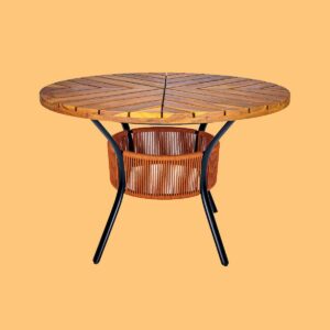 Mesa Carol com estrutura de alumínio, revestida de corda náutica ou fibra sintética e com tampo em madeira Cumarú.